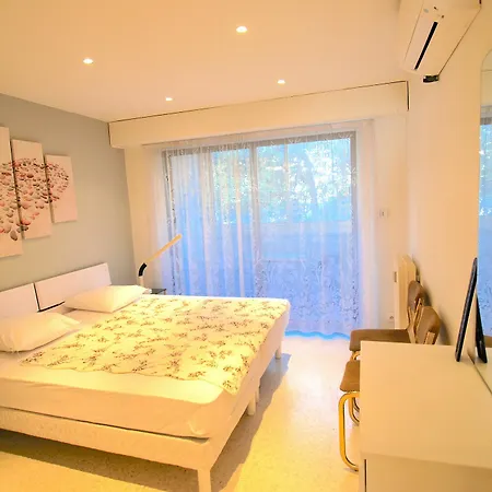 Appartement Croisette 79 *